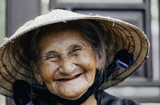 Nenek Pedagang Buah Usia 82 tahun dan Rahasia Panjang Umurnya