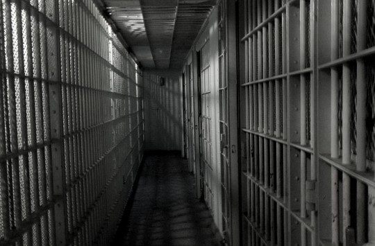 Mengapa Banyak Napi Kriminal yang Mau Jadi Pengikut Napi Teroris di Penjara?