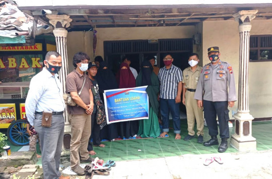 Mantan Napiter di Pantura Barat Serahkan Bantuan Gerobak dari Idensos