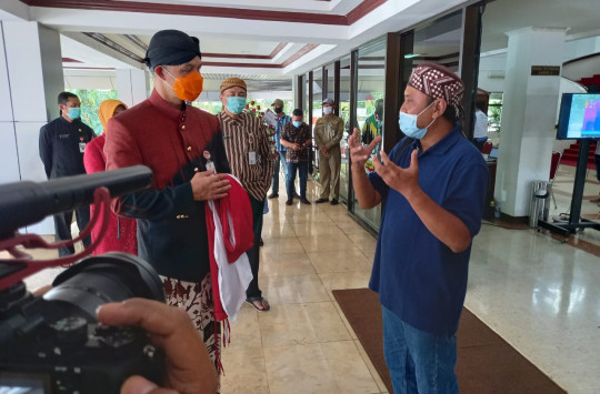 Persadani Hadiahi Ganjar Bendera Merah Putih